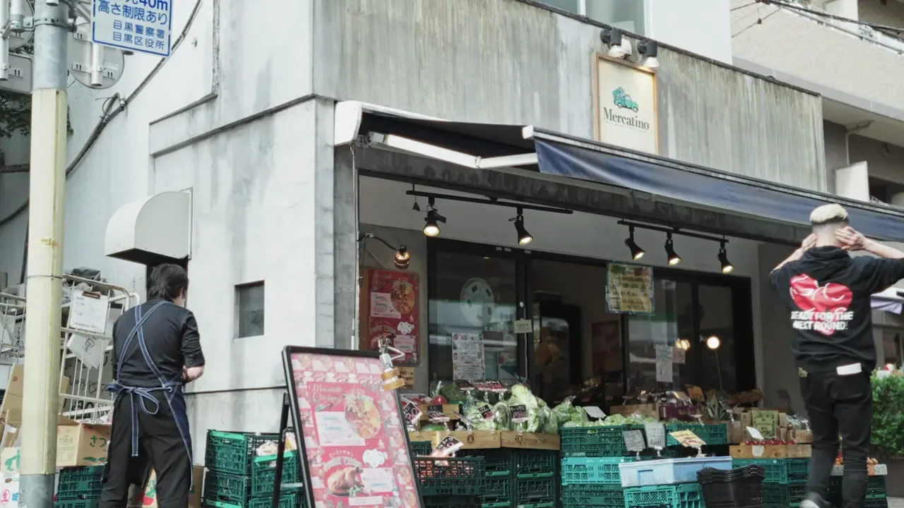 街の商店の前の風景