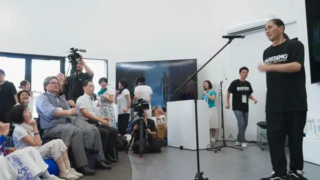 展示ブースで来場者に説明する研究者